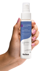 Creme Multireparador - DermaCrono - Mockup na mao